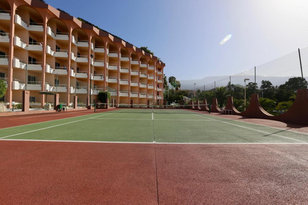 Tennis court: Hotel Puerto Palace
