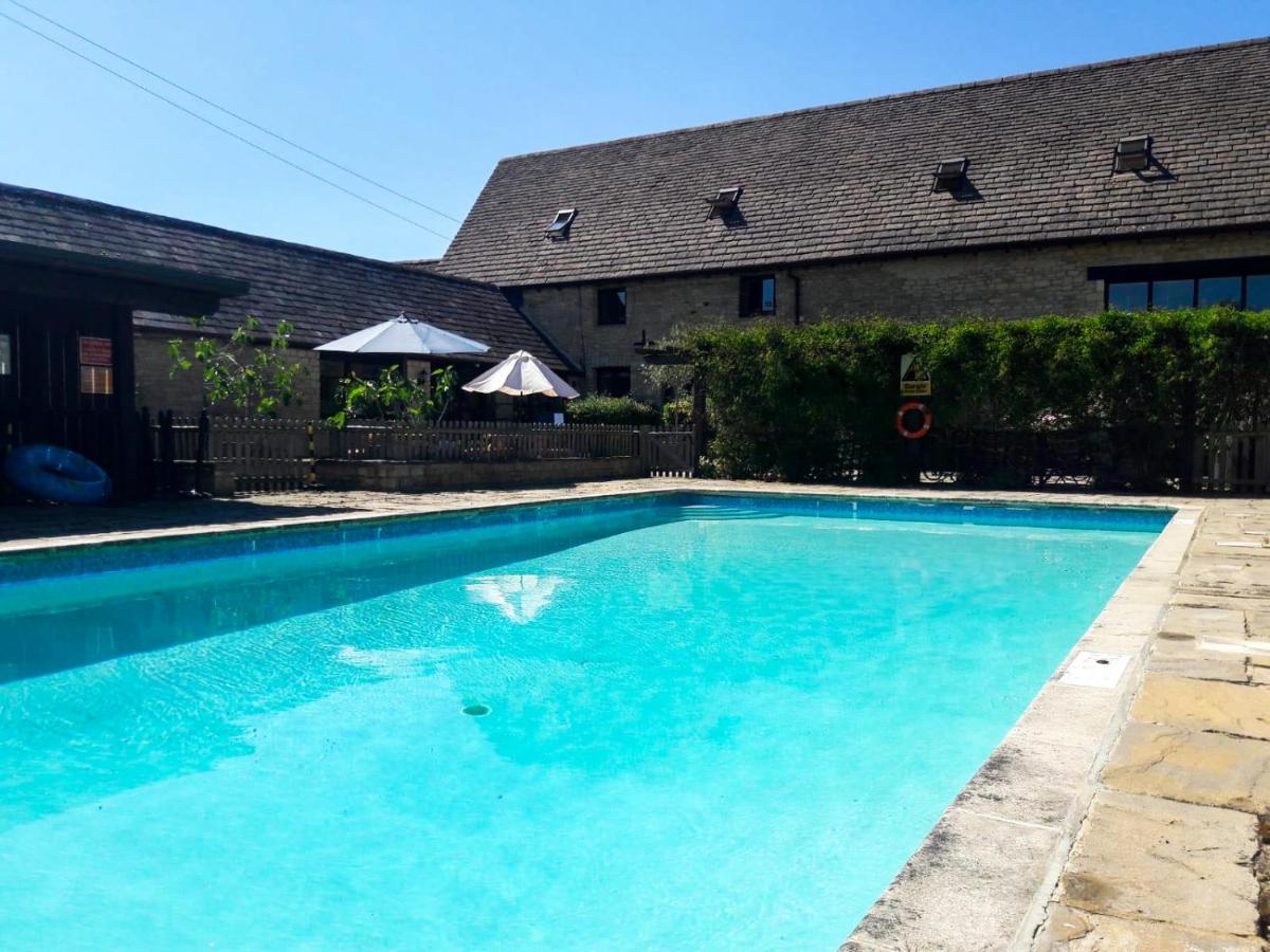 Heated swimming pool: Stable Cottage, Oxfordshire