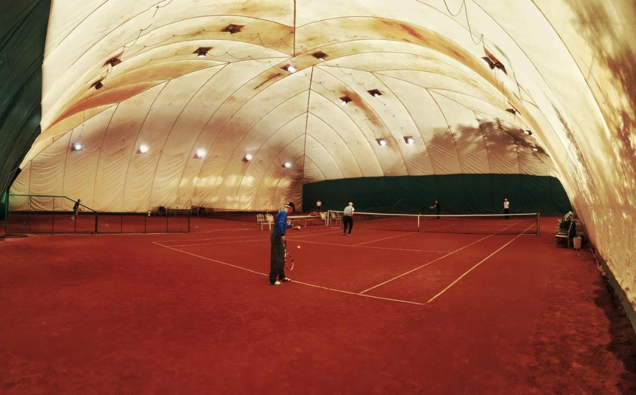 Tennis court: Aurelius Imparatul Romanilor