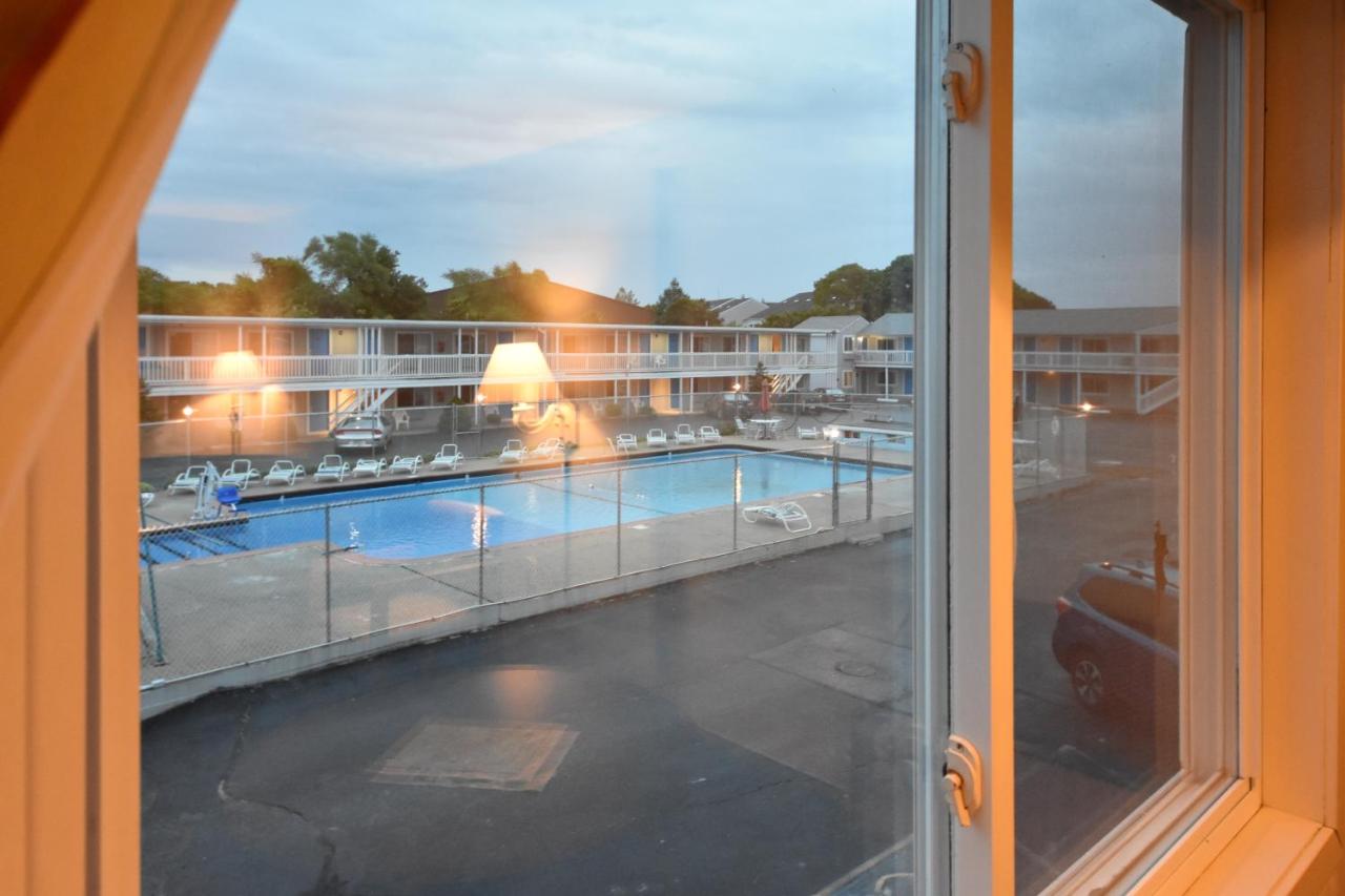 Heated swimming pool: Cape Sands Inn