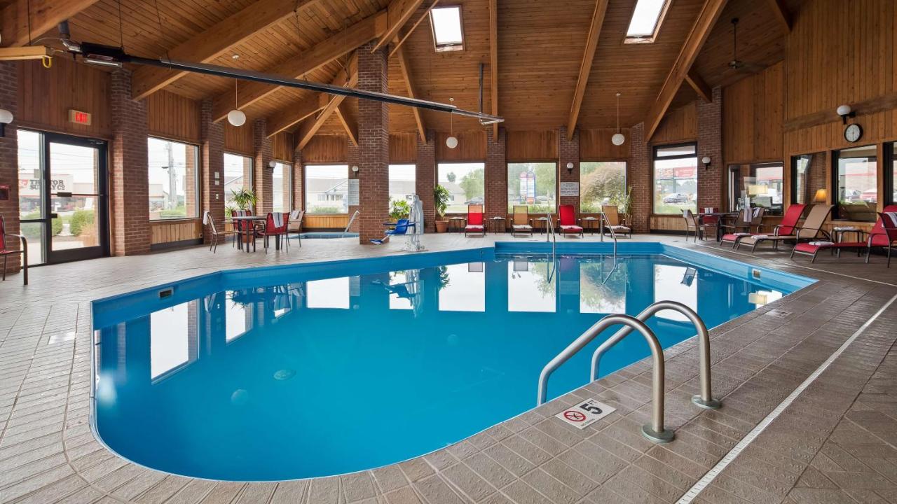 Heated swimming pool: Best Western Norwalk