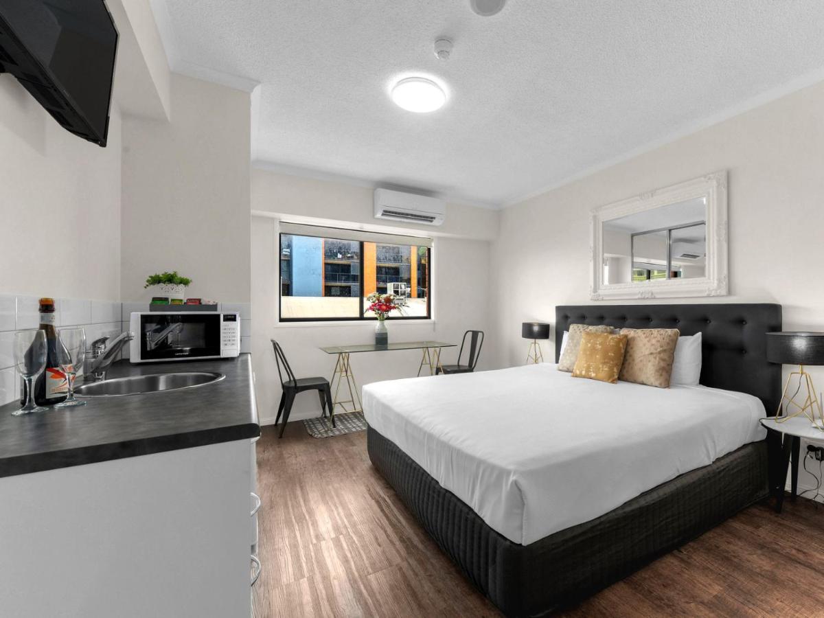 Central Brunswick Apartment Hotel photo