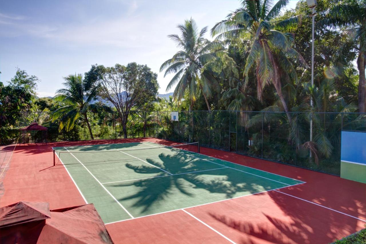 Tennis court: Tanoa International Hotel