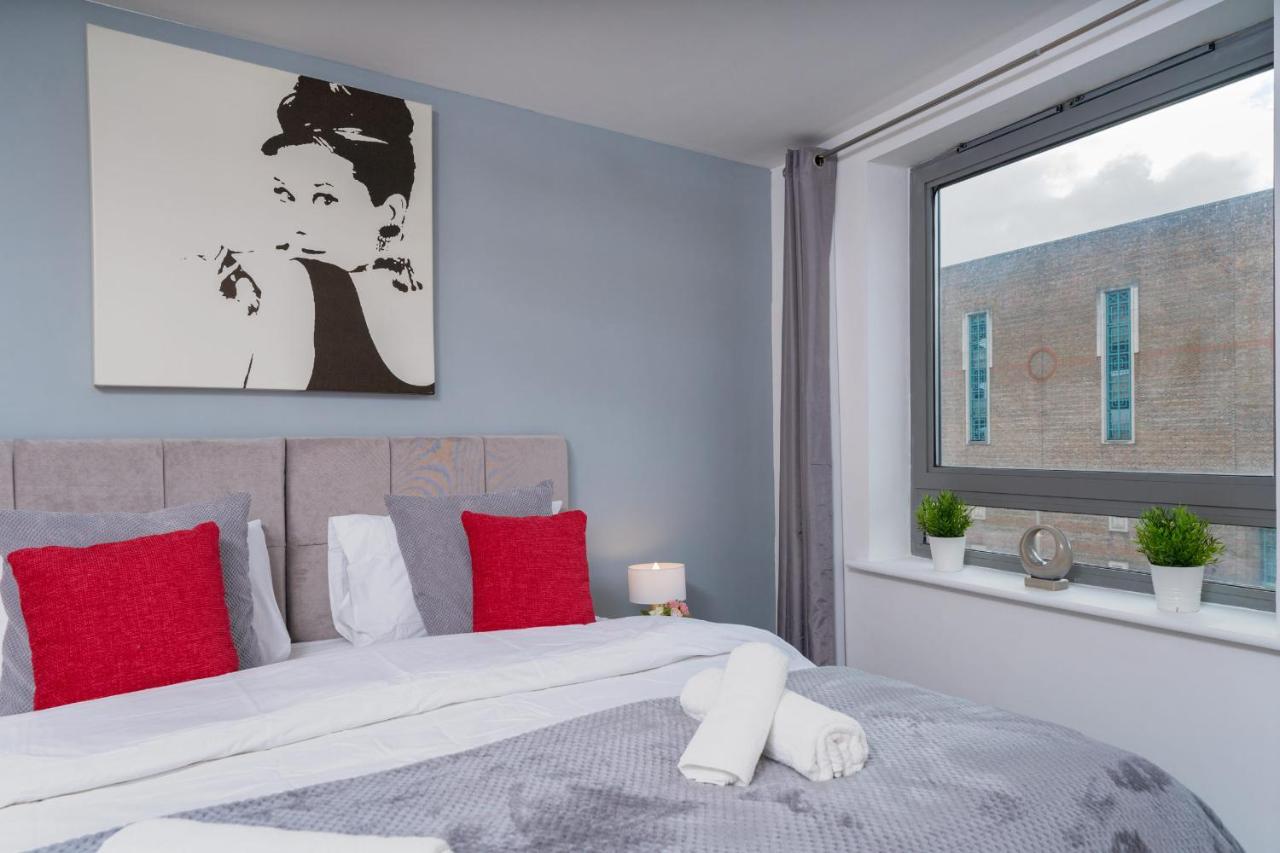 Ashleigh two bed apartment in the heart of watford photo