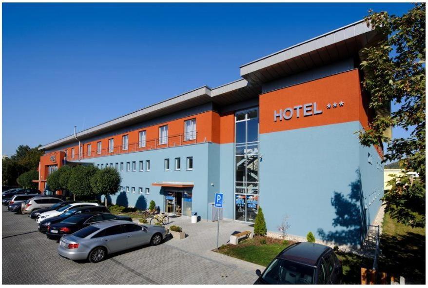 Aréna Mariána Gáboríka, Hotel Mariána Gáboríka ***
