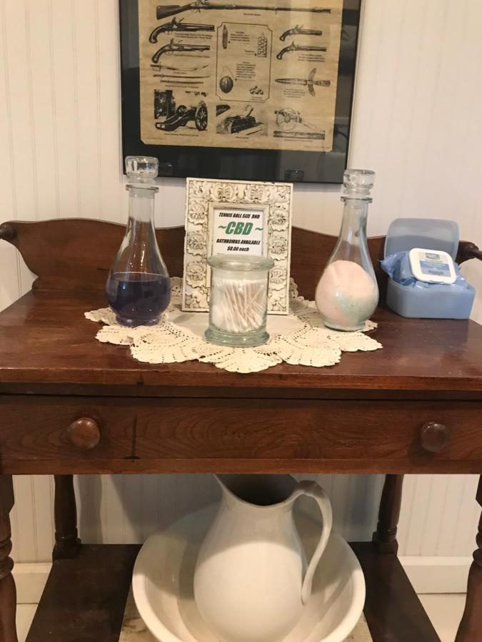 Downtown BnB King Bed Clawfoot Tub & Jacuzzi — photo 24