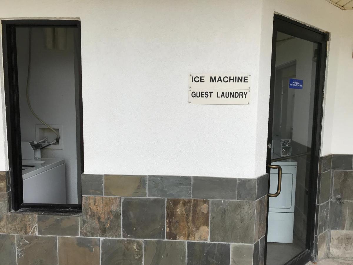 EXPRESS INN TOMBALL — photo 23