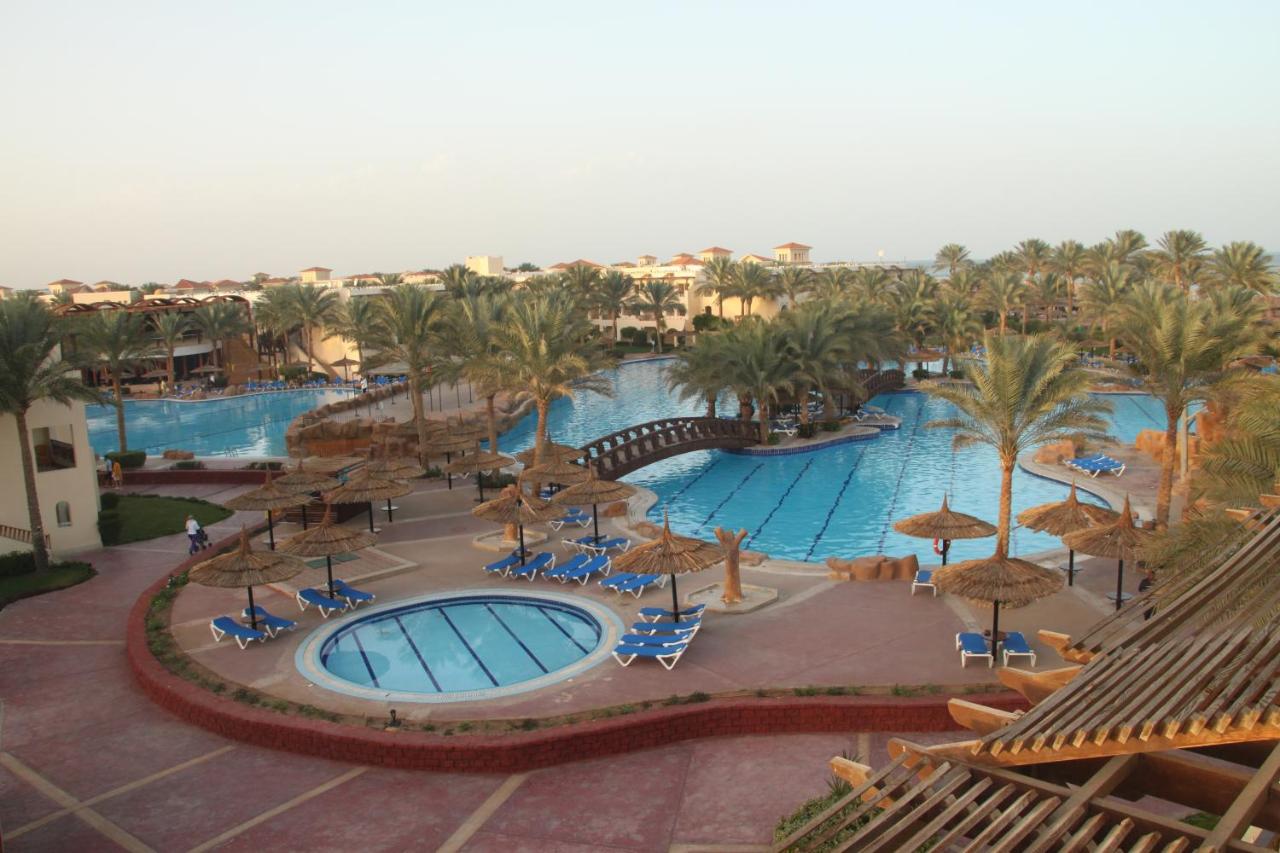 Heated swimming pool: Sea Beach Aqua Park Resort