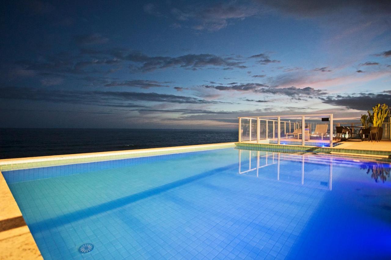 Rooftop swimming pool: Paradiso Macae Hotel