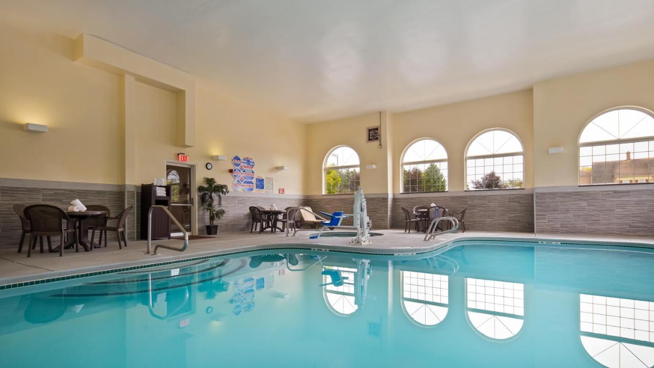 Heated swimming pool: Best Western Concord Inn and Suites