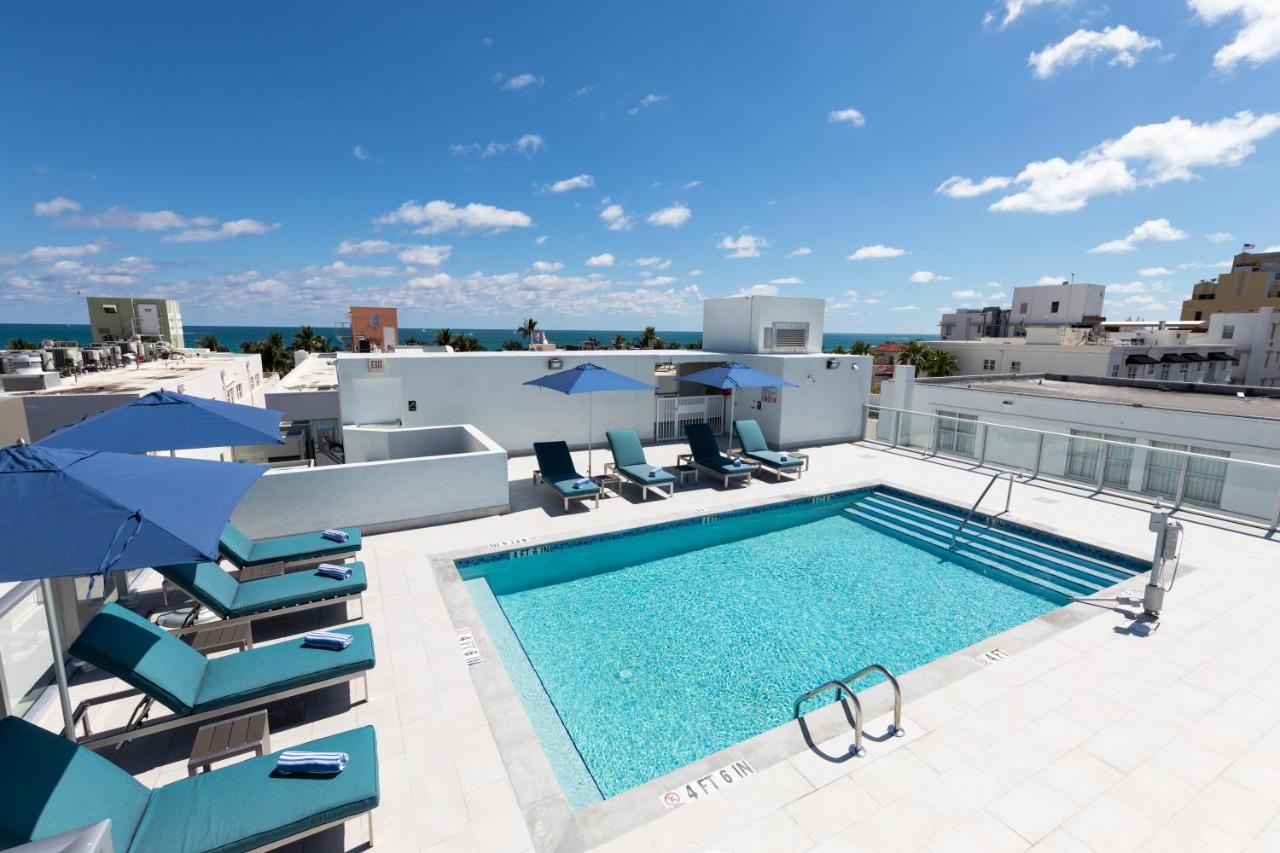 Rooftop swimming pool: President Hotel
