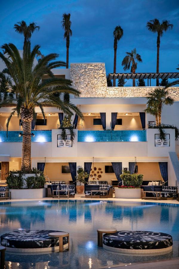 Heated swimming pool: Palms Casino Resort