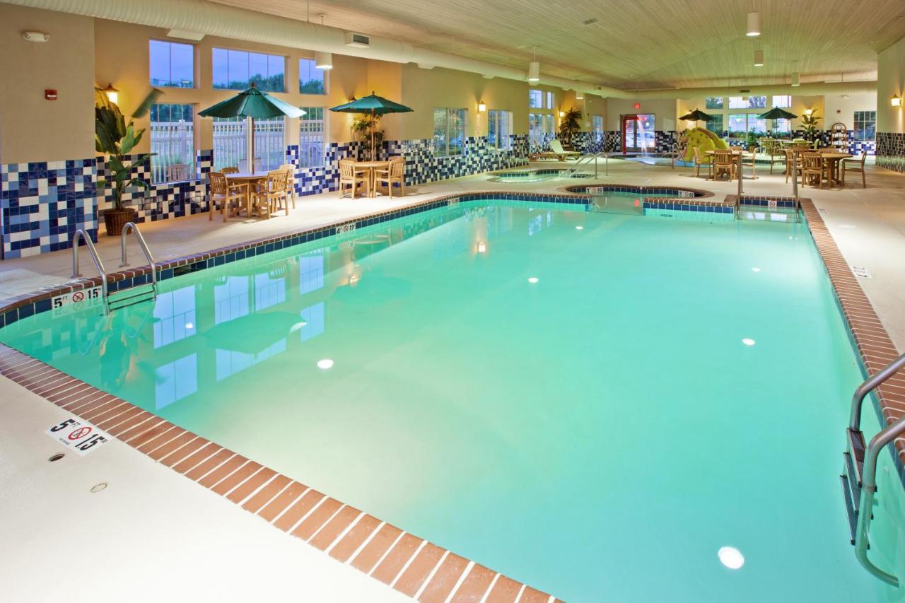 Heated swimming pool: Country Inn & Suites by Radisson, Portage, IN