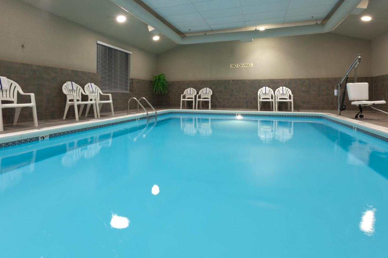 Heated swimming pool: Country Inn & Suites by Radisson, Holland, MI