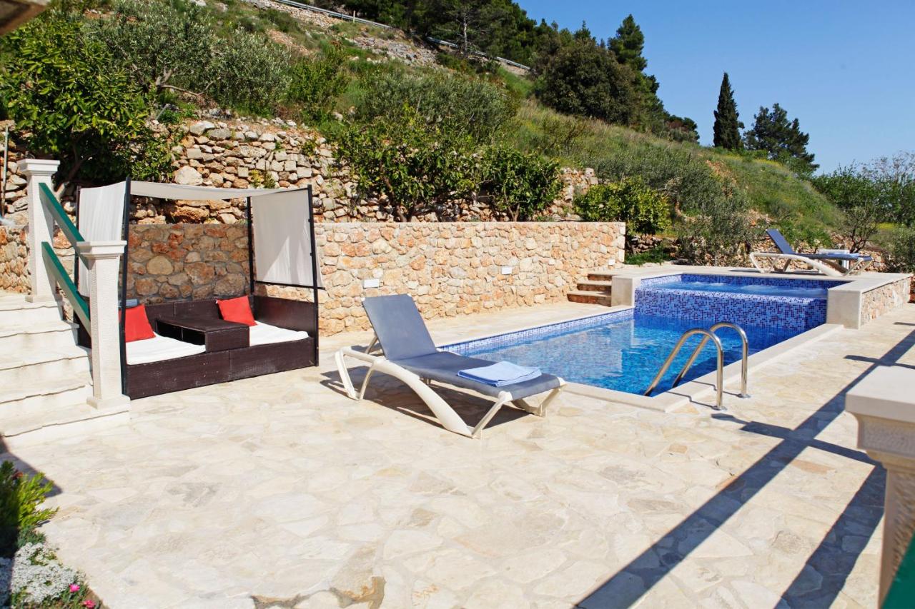 Heated swimming pool: Holiday home Nina