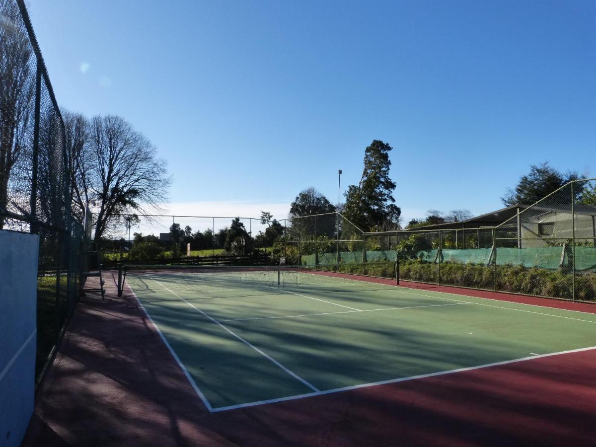 Tennis court: Cabañas & Cafe Lahuel