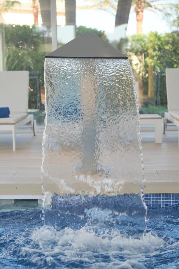 Heated swimming pool: Hotel Villa Chiquita