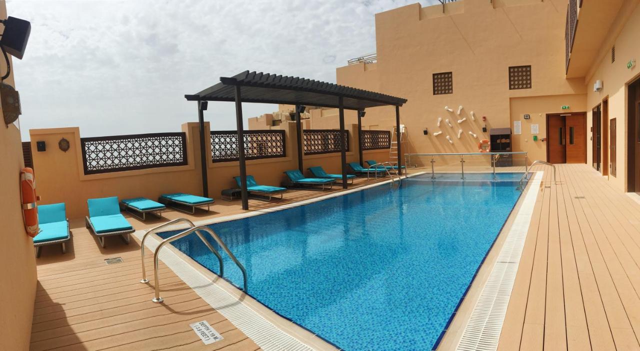 Rooftop swimming pool: Hyatt Place Dubai Wasl District Residences
