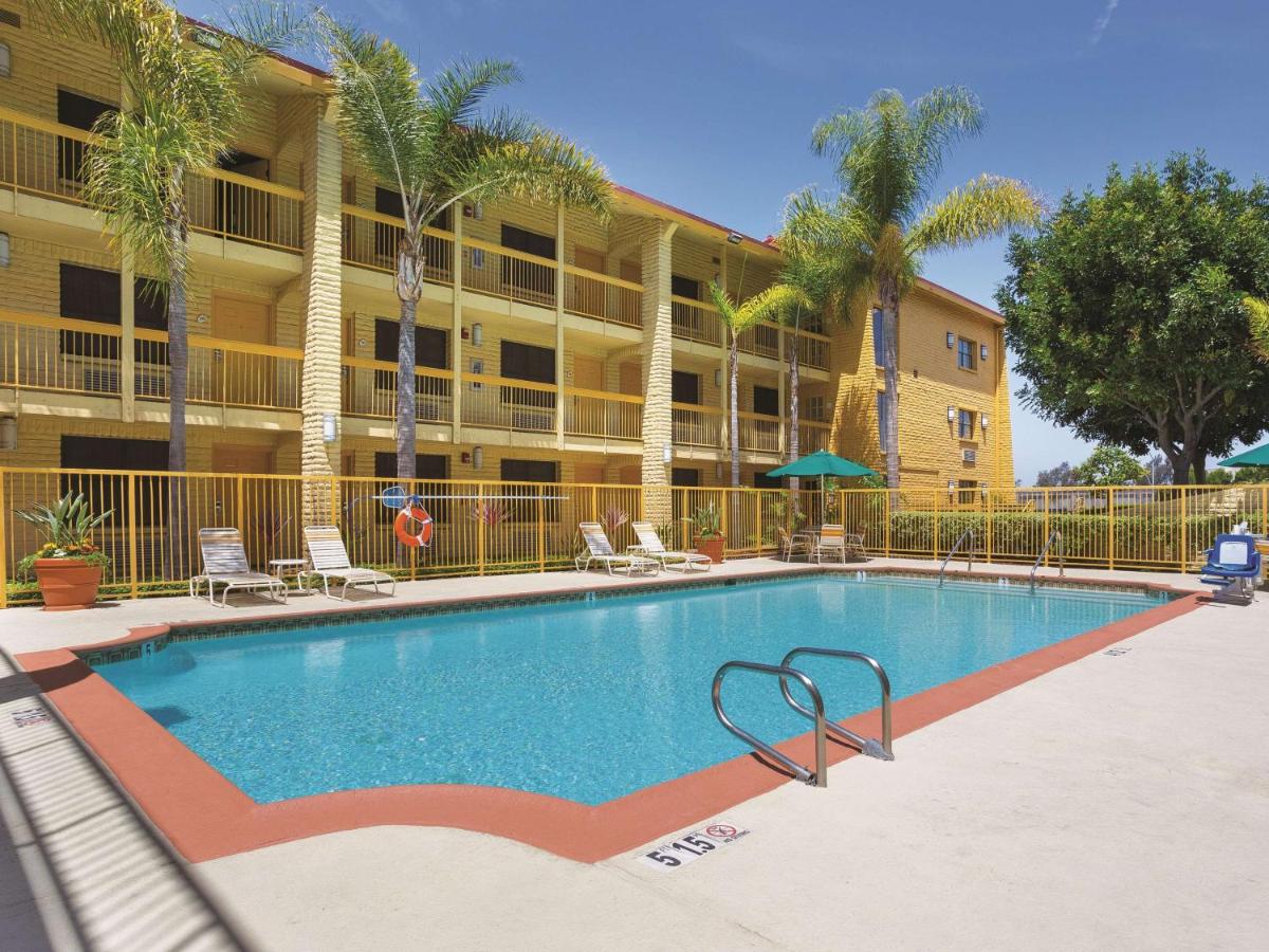 Heated swimming pool: La Quinta Inn by Wyndham San Diego Chula Vista