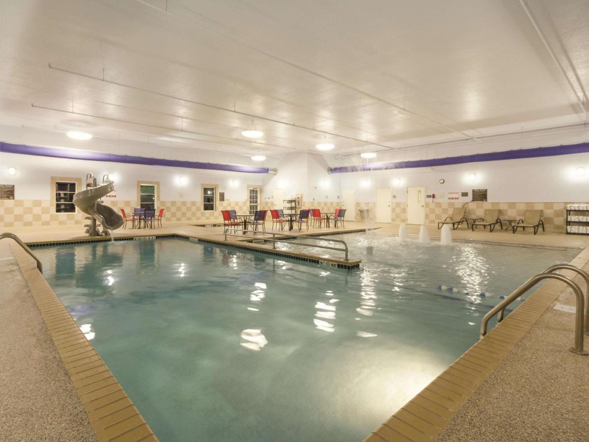 Heated swimming pool: La Quinta by Wyndham Fargo-Medical Center