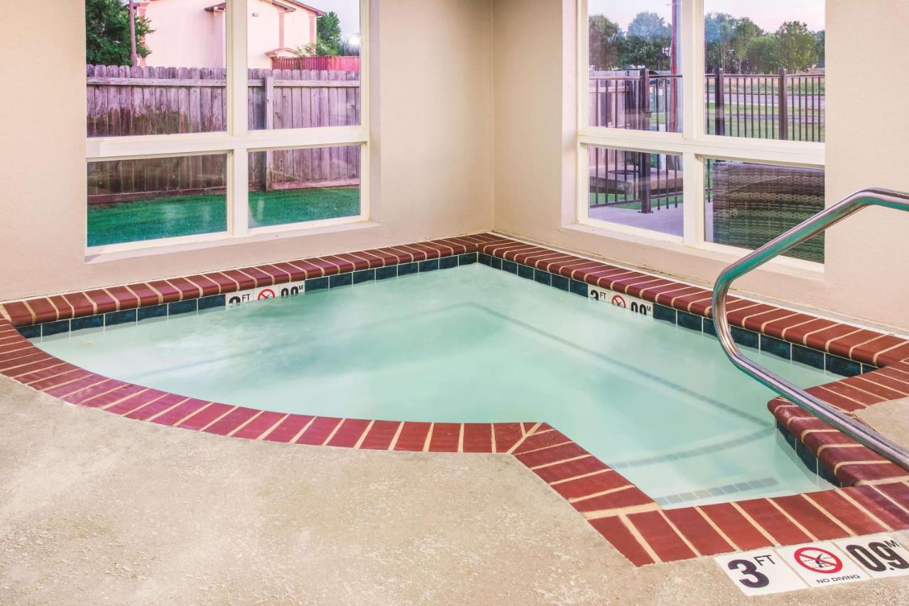 Heated swimming pool: La Quinta by Wyndham Russellville