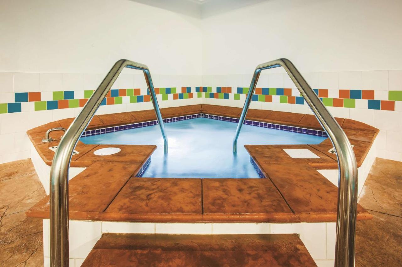 Heated swimming pool: La Quinta by Wyndham St. Paul-Woodbury