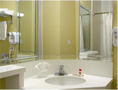 Super 8 by Wyndham Los Angeles Downtown - 3