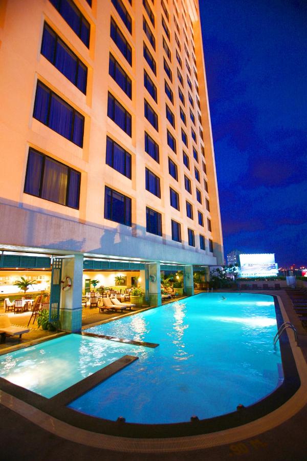 Rooftop swimming pool: Golden Tulip Sovereign Hotel Bangkok