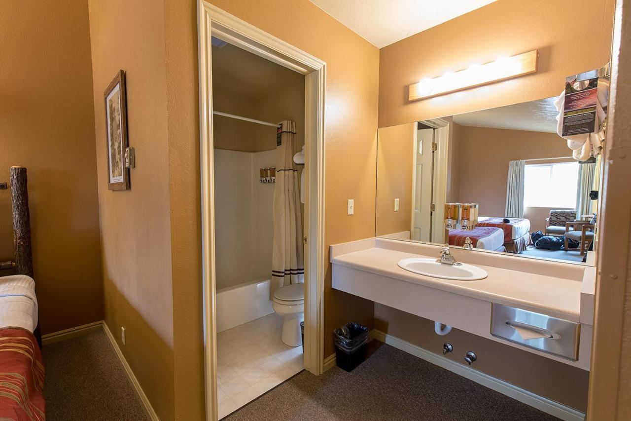 Headwaters Lodge & Cabins at Flagg Ranch — photo 3