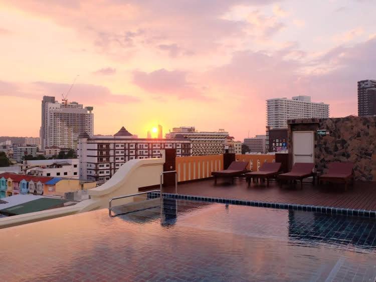 Rooftop swimming pool: Dhotel Pattaya