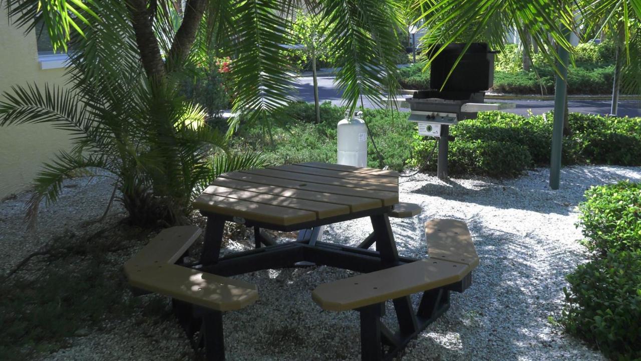 Barefoot Beach Resort — photo 11