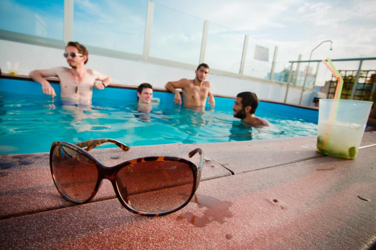 Rooftop swimming pool: Oasis Backpackers' Palace Seville