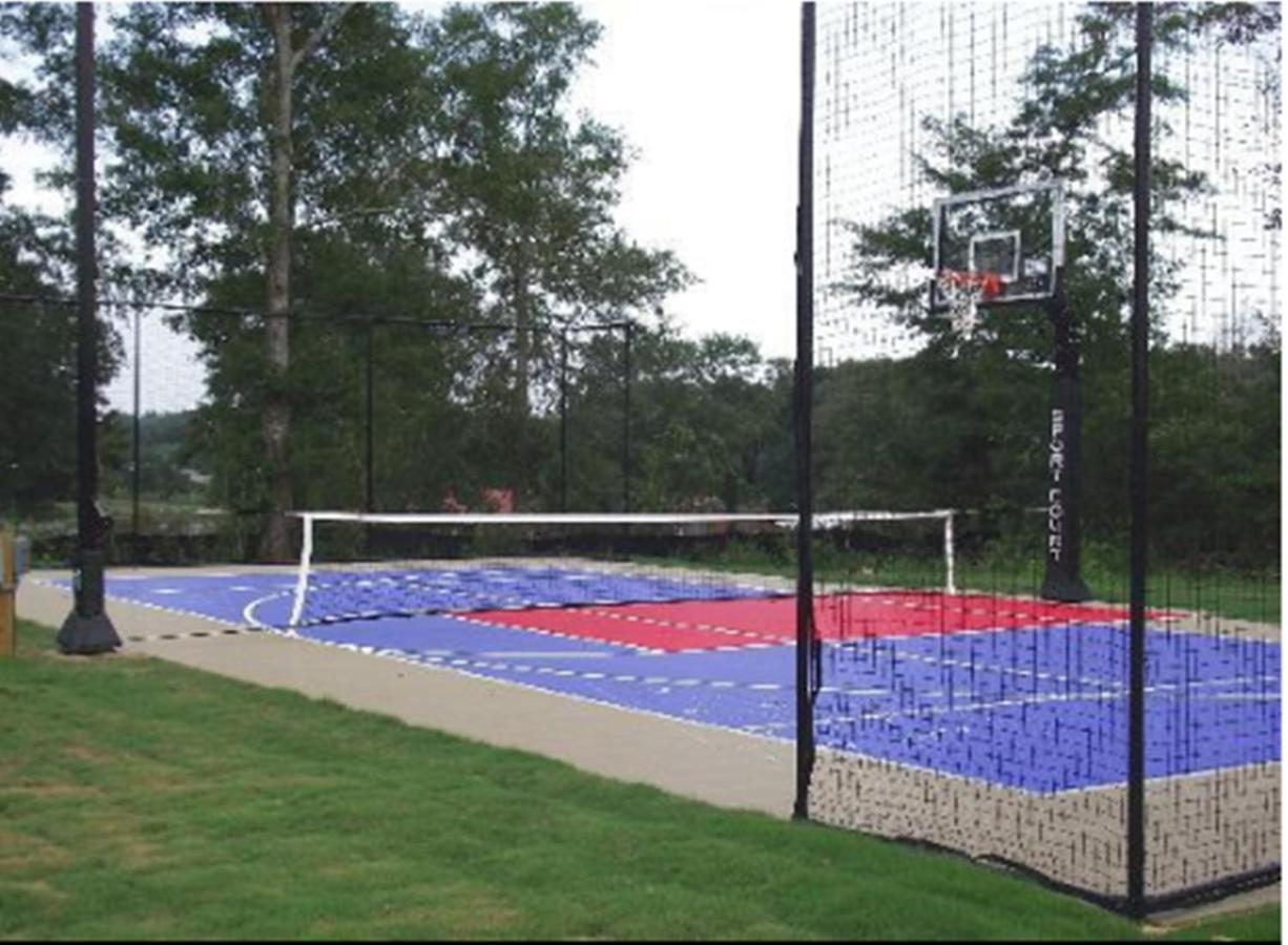 Tennis court: Microtel Inn & Suites by Wyndham Ozark