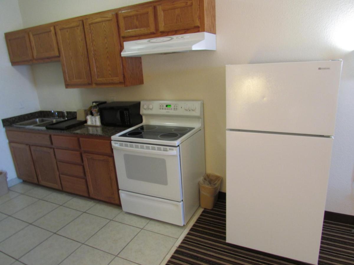 Super 8 by Wyndham Austin/Airport South - 4