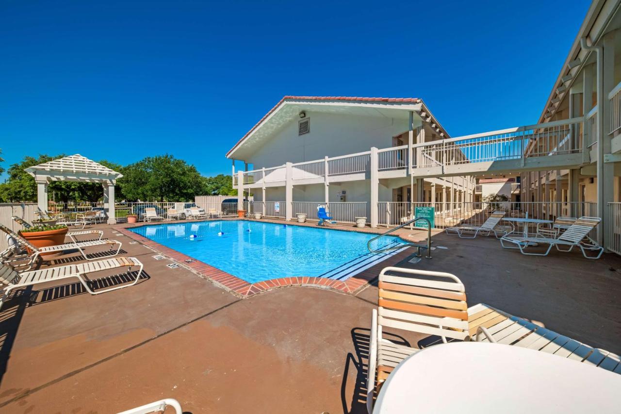 Image: Motel 6-Dallas, TX - Farmers Branch