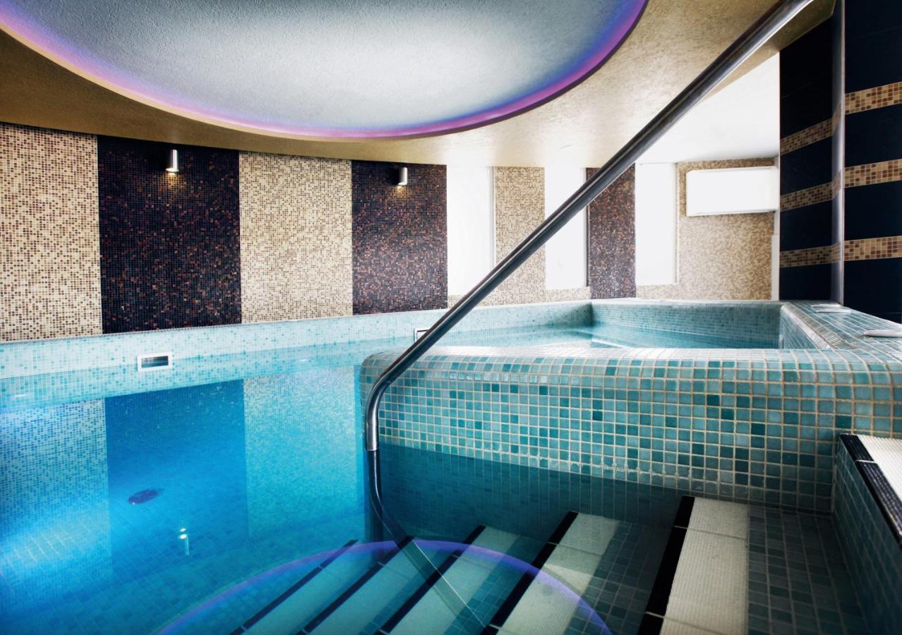 Heated swimming pool: Hotel Europa Fit Hévíz