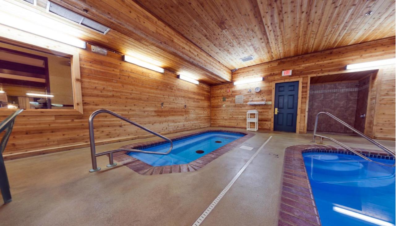 Heated swimming pool: Country Inn & Suites by Radisson, Kearney, NE