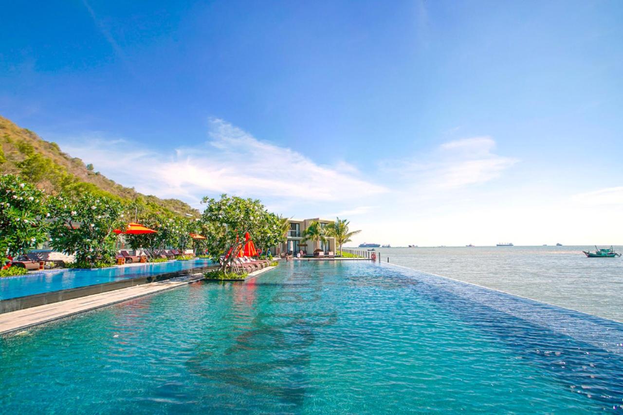 Bể bơi vô cực của Marina Bay nằm ở trung tâm của khuôn viên