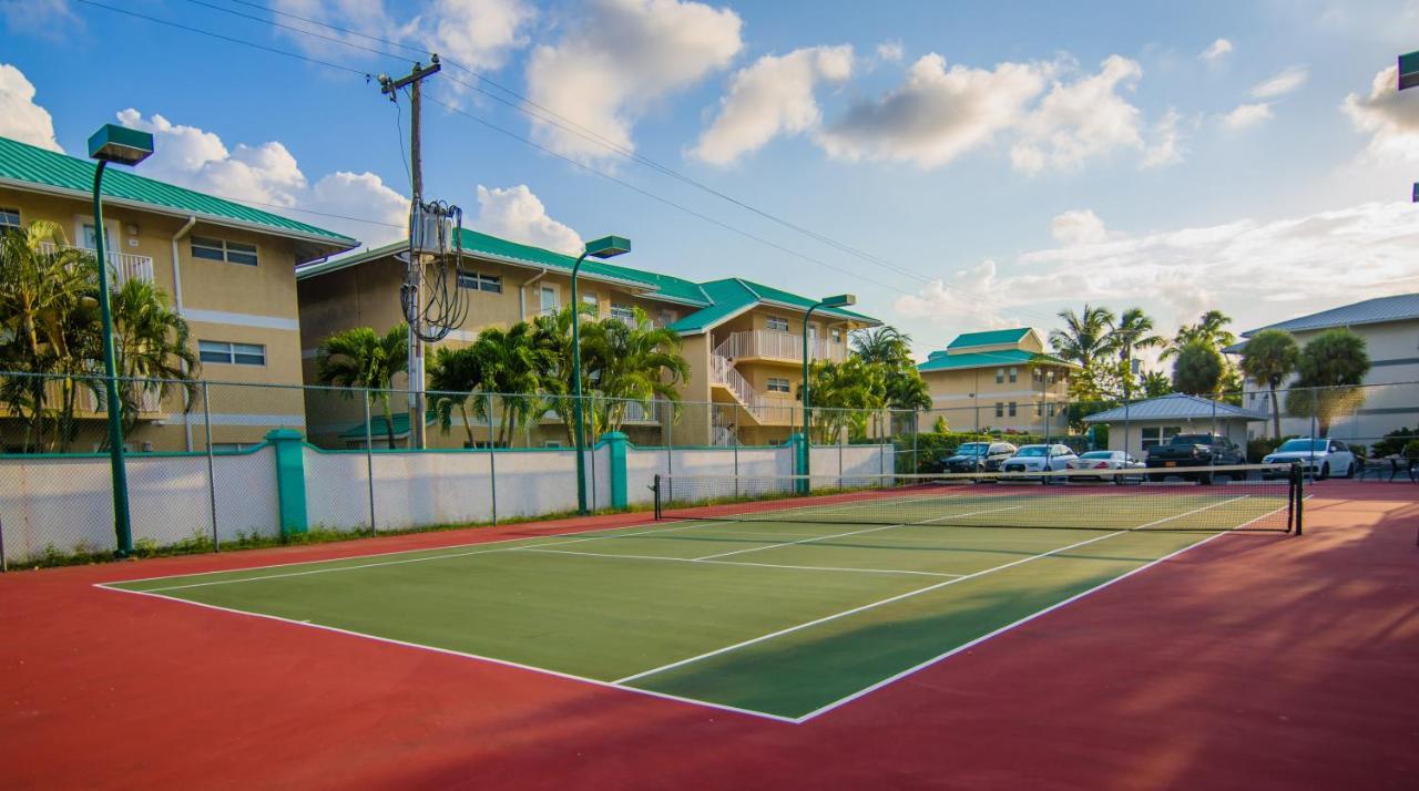 Tennis court: Seven Mile Beach Resort