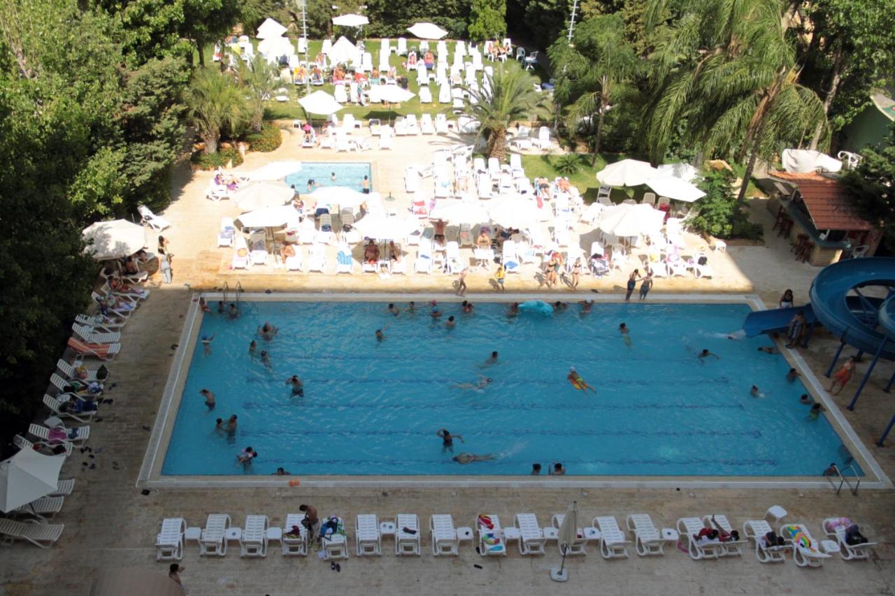 Heated swimming pool: Cosmopolitan Hotel