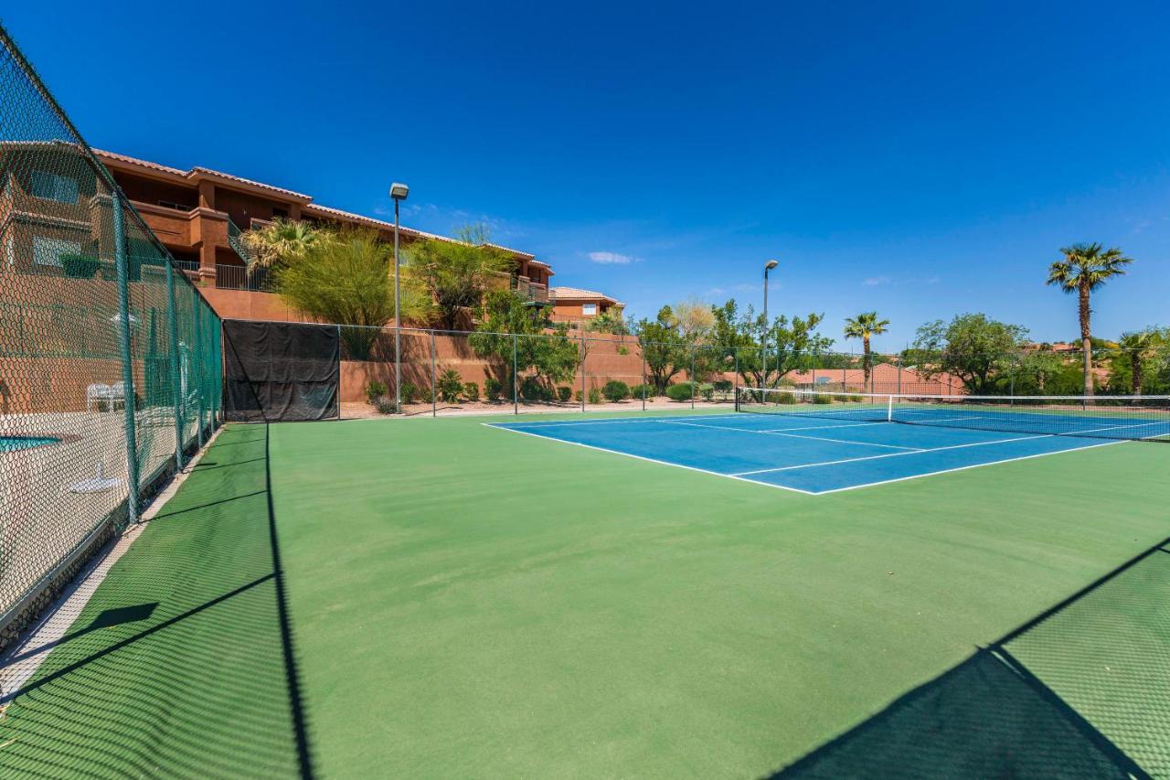 Tennis court: Highland Estates Resort Hotel