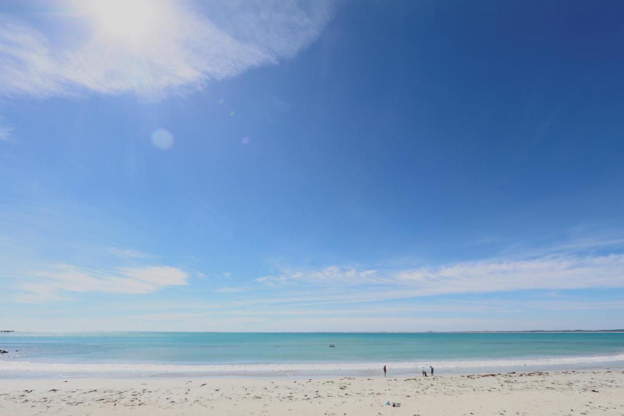 Beach: Caledonian Inn