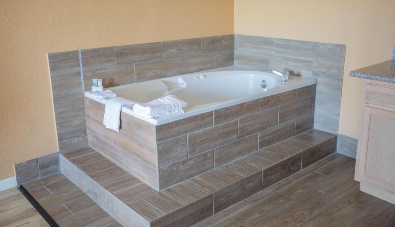 Crossroads Hotel & Suites — photo 18