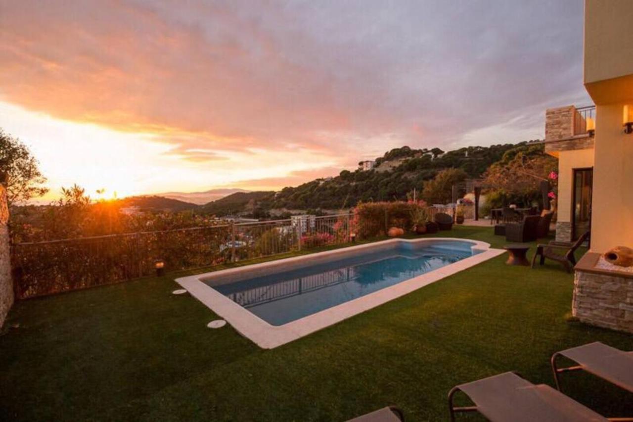 Heated swimming pool: Luxury Villa Vista del Mar