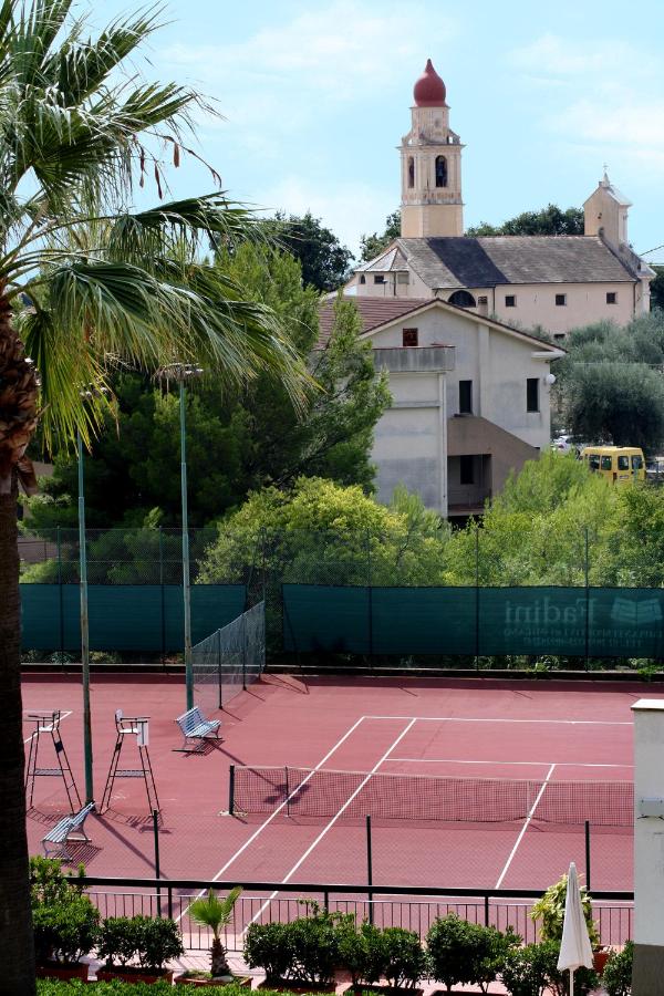 Tennis court: Residence La Meridiana