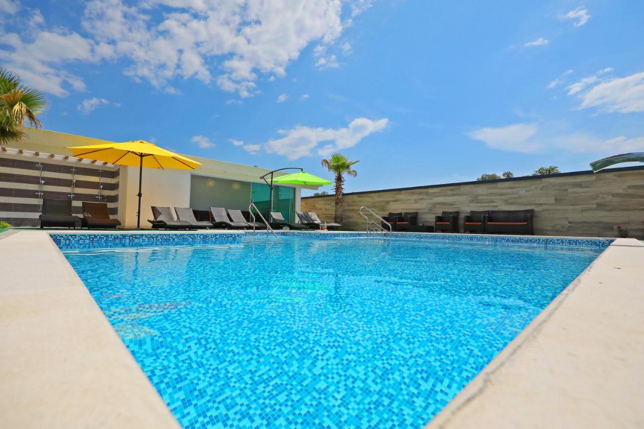 Heated swimming pool: Boutique Residence Cosmopolis 1