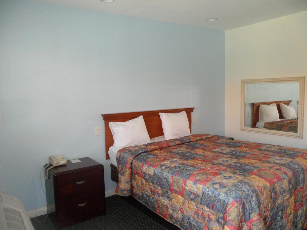 Oak Tree Inn — photo 23