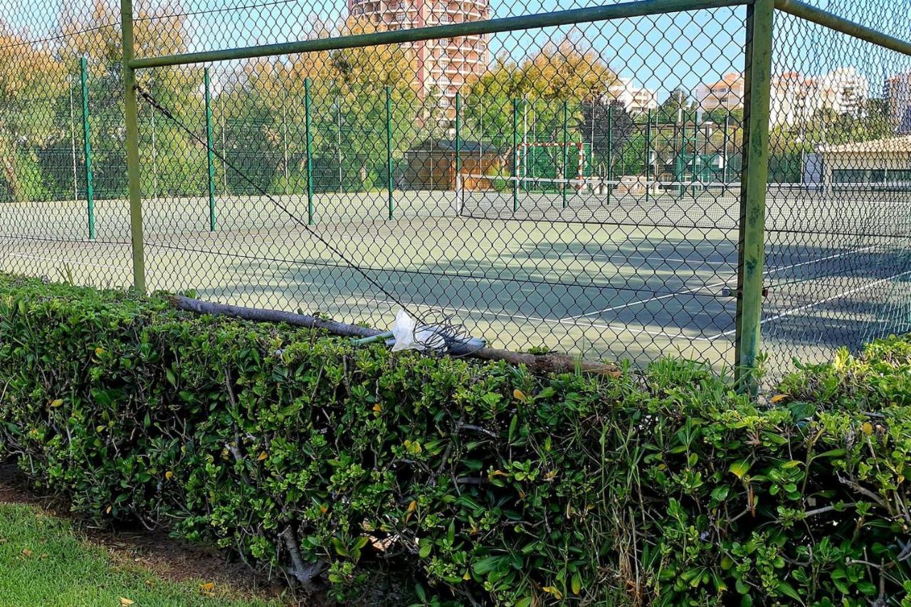 Tennis court: T2 Sol da Rocha by Sunny Deluxe