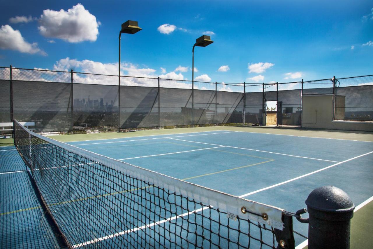 Tennis court: Montrose at Beverly Hills