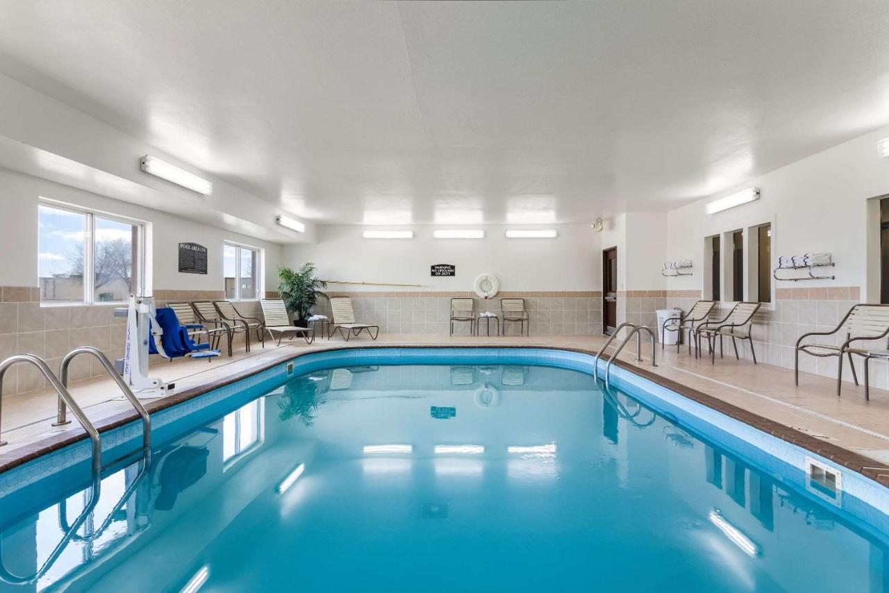 Heated swimming pool: Comfort Suites - Sioux Falls